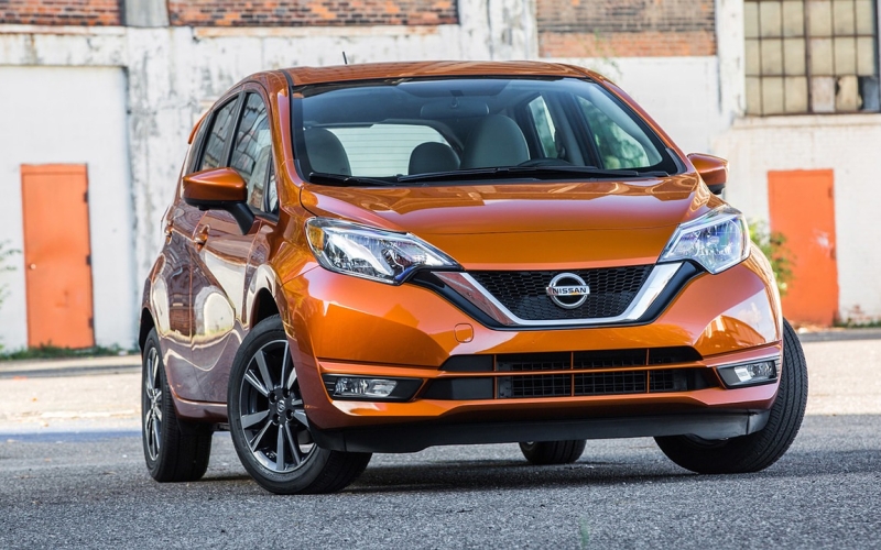 Nissan entrega los tres primeros taxis eléctricos eNV200 de Barcelona 